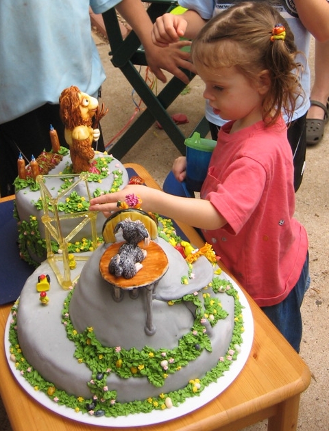 Fraggle Cake - Outside