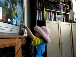 Peo points at the TV.