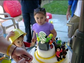 Peo in front of her cake with her friends.